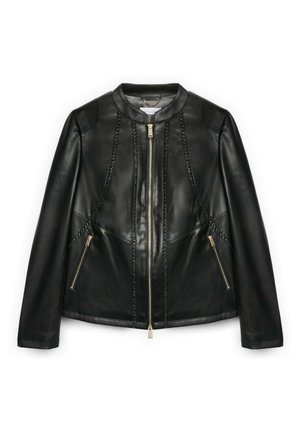 Czarna skórzana kurtka z przednim zamkiem błyskawicznym, dwoma zapinanymi na zamek bocznymi kieszeniami, okrągłym kołnierzem i ozdobnymi, zaplecionymi szwami.