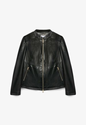 Schwarze Lederjacke mit Frontreißverschluss, zwei seitlichen Reißverschlusstaschen, rundem Kragen und dekorativen geflochtenen Nähten.