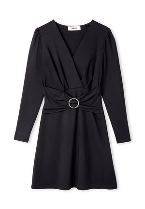 Zwarte jurk met lange mouwen, V-hals en een geraffineerde taille met een zilveren cirkelaccent. Gemaakt van een gladde stof met een uitlopende rok.