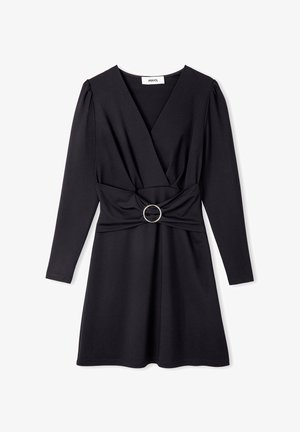 Abito nero con maniche lunghe, scollatura a V e vita arricciata, caratterizzato da un accentuato cerchio argentato. Realizzato in un tessuto liscio con gonna svasata.