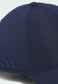 Tmavě modrá baseballová čepice z texturované látky, s pevnou korunou, vyšívaným logem a větracími otvory.