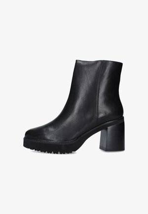 Stivaletto in pelle nera con finitura liscia, piattaforma chunky e alto tacco a blocco. Presenta una punta rotonda e suola testurizzata per una migliore aderenza.