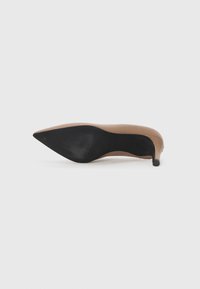 Escarpin marron à bout pointu avec une tige synthétique lisse, semelle noire et talon fin. Le design présente une silhouette épurée et des détails minimes.