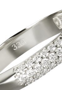 Bague en or blanc avec un anneau lisse et une rangée de petits diamants étincelants sertis sur une surface texturée. Marquée "333".