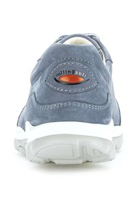 Zapatillas de ante azul con suela blanca, forma redondeada, detalle de logo en el lateral y acentos cosidos. Textura suave, diseñadas para la comodidad y la movilidad.
