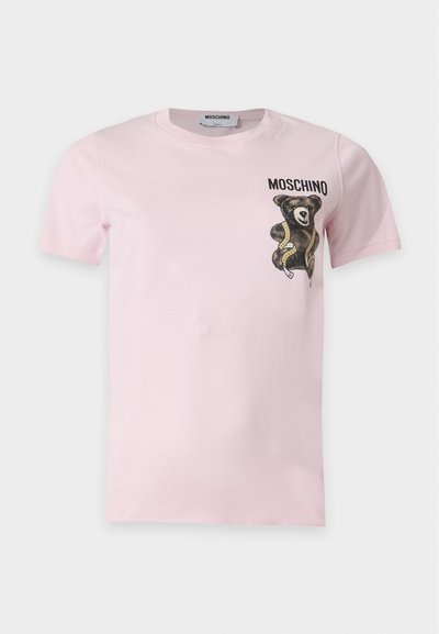 Ροζ ανοιχτό t-shirt με κοντό μανίκι, με μικρό μαύρο σχεδιασμένο αρκουδάκι και μεζούρα στο αριστερό στήθος, κείμενο ""MOSCHINO"" πάνω από τη ζωγραφιά.