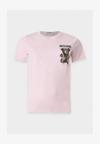 Ροζ ανοιχτό t-shirt με κοντό μανίκι, με μικρό μαύρο σχεδιασμένο αρκουδάκι και μεζούρα στο αριστερό στήθος, κείμενο ""MOSCHINO"" πάνω από τη ζωγραφιά.