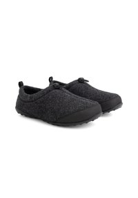 Een paar donkergrijze instapvilt slippers met zwarte rubberen zolen en verstelbare toggle sluitingen op een witte achtergrond.