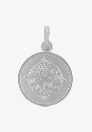 Ciondolo circolare in argento con due disegni di pesci incisi, superficie liscia e anello superiore per aggancio.