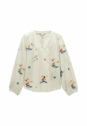 Weiße Bluse mit langen Ärmeln und V-Ausschnitt, mit bestickten Segelbooten, Wolken und Steuerrädern in Blau, Rot und Beige.