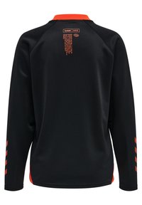 Schwarzes langärmliges Sporttrikot mit orangefarbenem Kragen, orangefarbenen Chevron-Streifen an den Ärmeln und kleinem orangefarbenem Textlogo, zentriert in der Nähe des oberen Rückens.