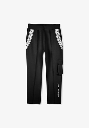 Zwarte joggerbroek van een gestructureerde stof, met witte branding aan de zijkanten, een cargozak en een elastische tailleband.