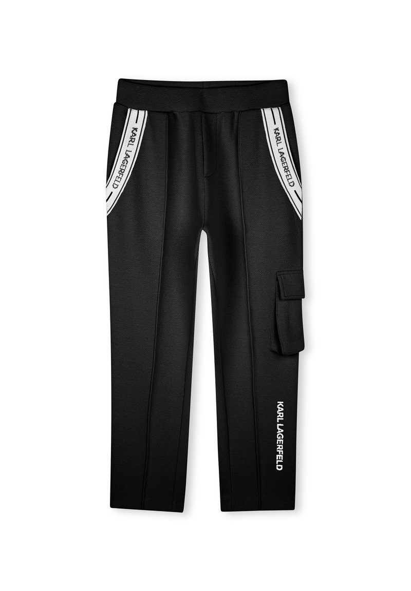 Zwarte joggerbroek van een gestructureerde stof, met witte branding aan de zijkanten, een cargozak en een elastische tailleband.