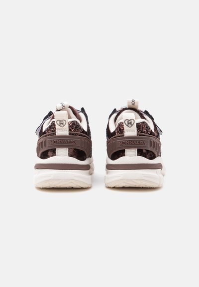 Paire de baskets marron et blanches avec semelles texturées et logo "Monnalisa" sur les brides de talon, vues de dos.