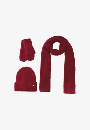 Rote Strickmütze, passende Schal und Handschuhe aus weichem, strukturiertem Material. Die Mütze hat einen umgeschlagenen Saum und einen kleinen Silberakzent.