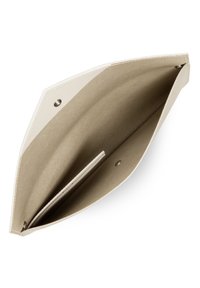 Borsa a mano, esterno crema, interno in tessuto beige, forma ottagonale, chiusura a scatto, tasca per un solo documento, texture liscia, design minimalista.