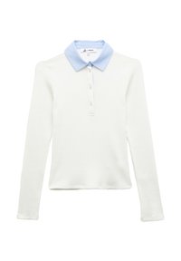 Weißes Langarm-Polohemd mit einem hellblauen gestreiften Kragen und einer Knopfleiste. Textil mit strukturiertem, geripptem Design.
