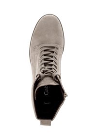 Stivale alla caviglia in suede grigio con punta arrotondata, chiusura con lacci frontale e zip laterale. Tessuto morbido con un design semplice e moderno.