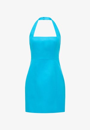 Um vestido halter ajustado em turquesa brilhante, feito de tecido suave. Apresenta costas abertas e uma alça no pescoço com fecho de botão.