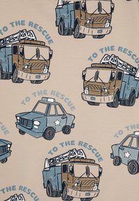 Tessuto con motivo che presenta illustrazioni di camion dei pompieri e auto della polizia in blu e marrone, con il testo "VERSO IL SALVAMENTO" disposto in un layout circolare su uno sfondo beige.