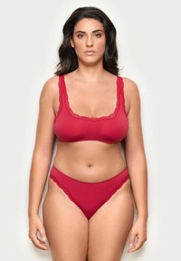 Sostén de encaje rojo con ribetes de encaje y bragas a juego, con tejido suave, escote tipo barco y delicados acentos de encaje a lo largo de los bordes.