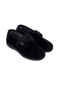Par de zapatillas de tela suave negra con tiras de Velcro ajustables y suelas de goma baja, diseñadas para uso en interiores.