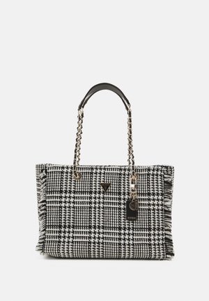 Sort-hvid hundetandsmønstret tote-taske med kædehåndtag og GUESS-logo og vedhæng på forsiden.