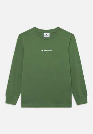 Langærmet grøn t-shirt lavet af bomuld, med et hvidt Champion-logo på brystet, klassisk rund halsudskæring og ribkanter ved håndleddene.