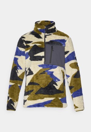 Fleece-Pullover mit hohem Kragen im Camouflage-Muster aus Beige, Schwarz, Blau und Grün. Mit einer gefütterten Brusttasche und weicher Textur.