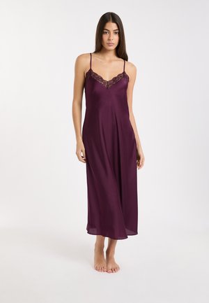 Lila Satin-Nachthemd mit Spitzenbesatz am V-Ausschnitt und dünnen Trägern, fließendes Design, das bis zur Mitte der Waden reicht, glatte Textur.