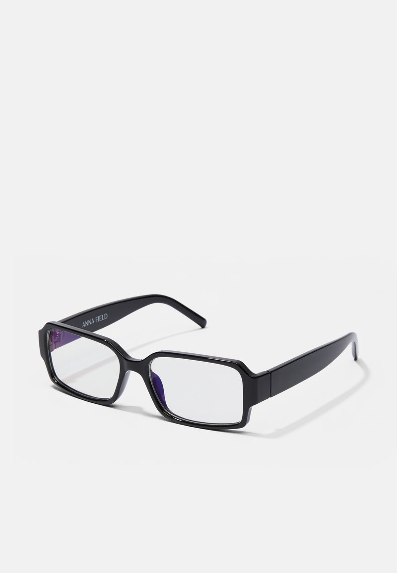 Óculos de armação retangular preta com lentes transparentes. Apresenta um tom roxo distinto nas bordas interiores e um acabamento plástico suave.