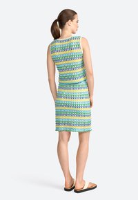 Abito senza maniche aderente con un motivo multicolore di verde, giallo e blu, con orlo a lunghezza ginocchio. Realizzato in tessuto leggero e testurizzato.