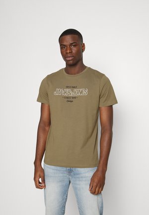 JORSURFACE BRANDING TEE CREW NECK - T-shirt con stampa - martini olive
