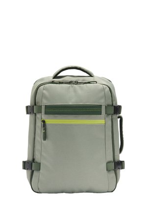 Jasnoszary prostokątny plecak z górnym uchwytem, przednią kieszenią na zamek z neonowożółtym suwakiem oraz regulowanymi bocznymi paskami z czarnymi klamrami.