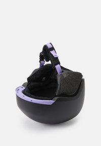 Μαύρο κράνος σκι με στρογγυλό σχήμα, διαθέτοντας απαλό, γκρι εσωτερικό επένδυση και μοβ λεπτομέρειες στους ιμάντες και το φινιστρίνι.