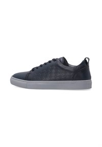 Granatowe skórzane sneakersy z teksturowanym, plecionym wzorem po bokach, gładkim czubkiem i szarym gumowym spodem. Minimalistyczny styl z tylnym uchwytem.