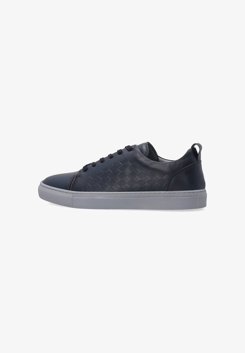 Granatowe skórzane sneakersy z teksturowanym, plecionym wzorem po bokach, gładkim czubkiem i szarym gumowym spodem. Minimalistyczny styl z tylnym uchwytem.