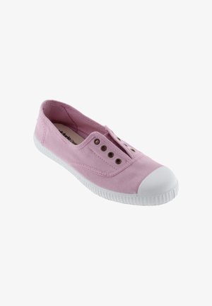 Scarpa slip-on in tela rosa con punta e suola in gomma bianca, dotata di occhielli in metallo e tomaia in tessuto liscio.