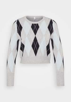 Lys grå cropped genser med et svart og lyseblått argyle-mønster. Har lange ermer og en klassisk rund hals. Myk tekstur.