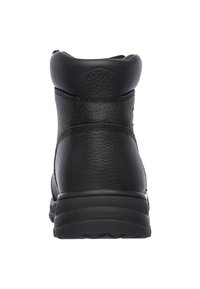 Schwarze Lederstiefelette mit strukturierter Oberfläche, gepolstertem Schaft und Gummisohle. Verfügt über ein einfaches Design ohne sichtbare Beschläge.