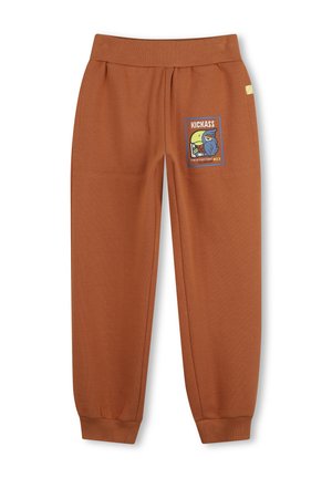Roestbruine kindersweatpants met elastische taille en boorden, voorzien van een kleurrijke vogelpatch met het label "Kickass" op de rechterdij.