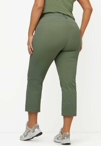 Ulla Popken 7/8-FUNKTIONSHOSE SCHNELLTROCKNEND KOMFORTBUND - Kalhoty - khaki