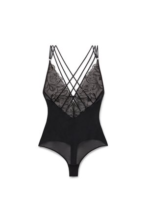 Svart baddräkt med spetsdetaljer högst upp, med djup V-ringning och korsade band. Mjukt, tunt tyg med trosa i stringmodell bak.