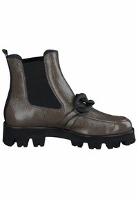 Bottine en cuir verni marron avec des panneaux latéraux élastiques, semelle en caoutchouc noire moulée, et un détail de chaîne noire proéminent à l'avant.