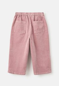 Rosa kordflorsebyxor med avslappnad passform, elastisk midja och två bakfickor. Tygtexturen är ribbad och mjuk. Croppad längd.