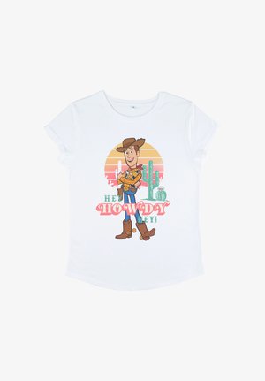 Bílé tričko s kresleným kovbojem stojícím se založenýma rukama, pozadí s kaktusy a nápis "Hey Howdy Hey!" v barevném provedení.