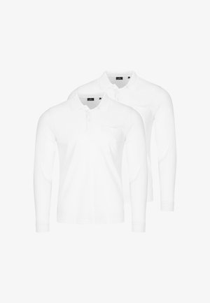 Twee effen witte poloshirts met lange mouwen, kraag en voorzakken op de borst, die elkaar overlappen op een witte achtergrond.