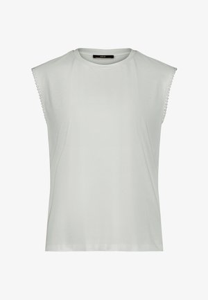 Biely tielkový top s okrúhlym výstrihom a čipkovým lemom pozdĺž výrezov na ruky, pohľad spredu.