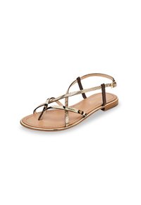 Sandal flat dorato con cinturini incrociati, dettagli marroni e una soletta testurizzata. Presenta un design minimalista e un tacco basso.