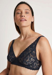 Marinblå spetsbehå med blommönster, med V-ringning och scalloped kanter, mjuk textur och justerbara band.